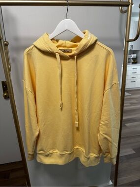 Black Label Yellow Crewneck Hoodie - Modern Pullover